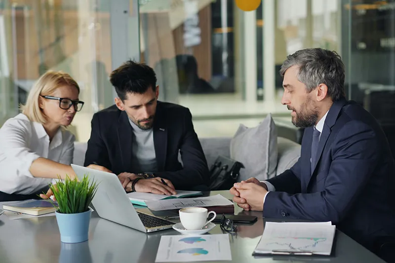 Parteneri discuta detaliile colaborarii